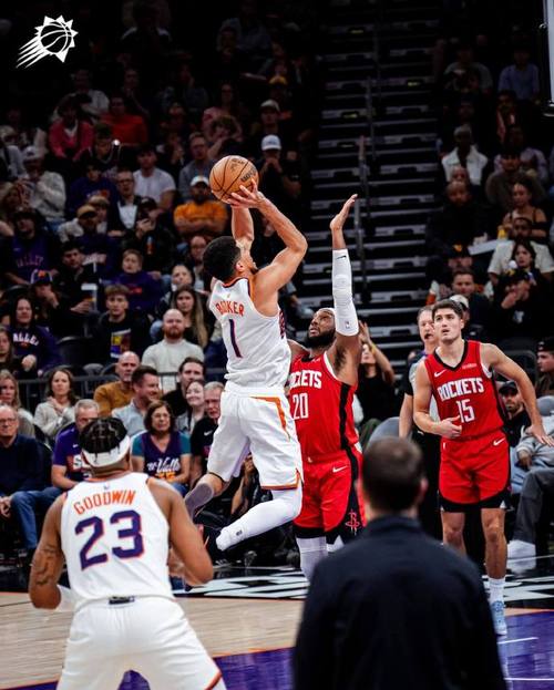 慢热！布克首节6投0中一分未得拿到3篮板2助攻