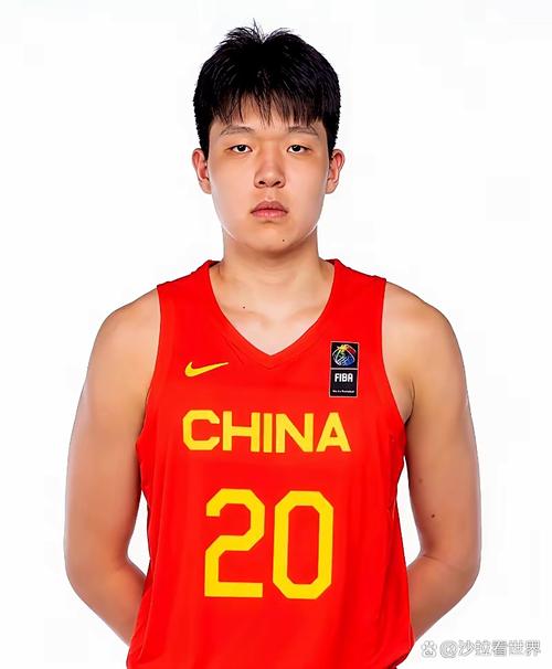 欺负人杨瀚森被里斯抱摔倒地被吹双方技犯,冲裁判笑照罚2000美金