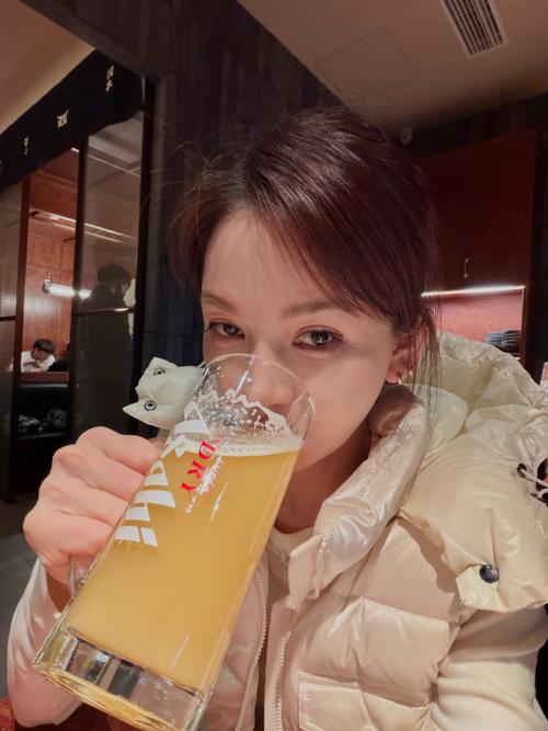 主持人十月分享生活照片：白天晒晒太阳晚上喝点小饮料酥服哦