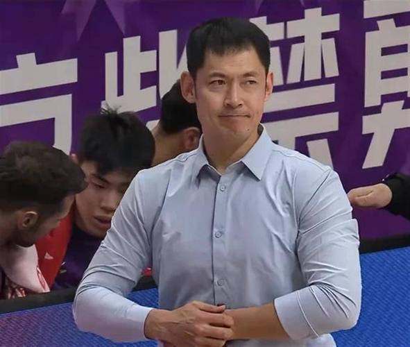 张庆鹏想干嘛防守狂送，三宁+3外球权占74%，拿球单干毫无战术
