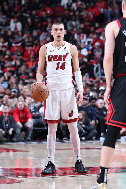 状态不佳！希罗15中5低效拿到18分3板7助5次犯规