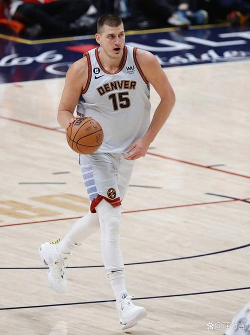 被NBA选中20年后，他重新回到篮球场