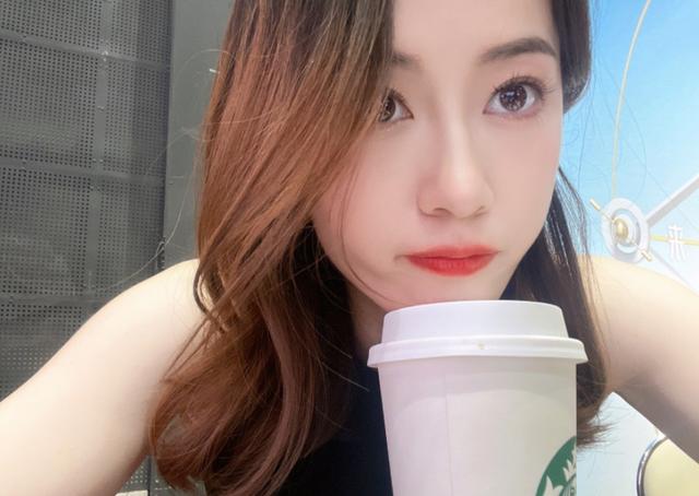 主持人张小薇晒照：来内蒙古出差第一次见罐装奶粉生产线好神奇