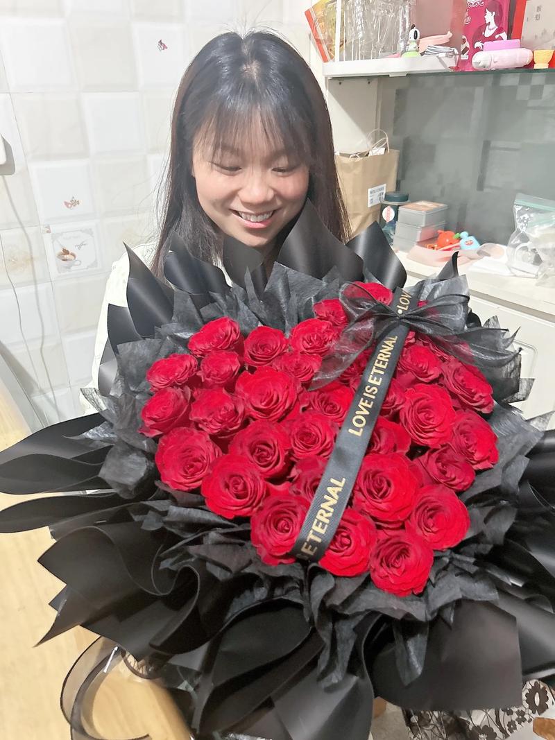 疑似Rookie韩国新网红女友深夜晒照：收到好大一束红玫瑰