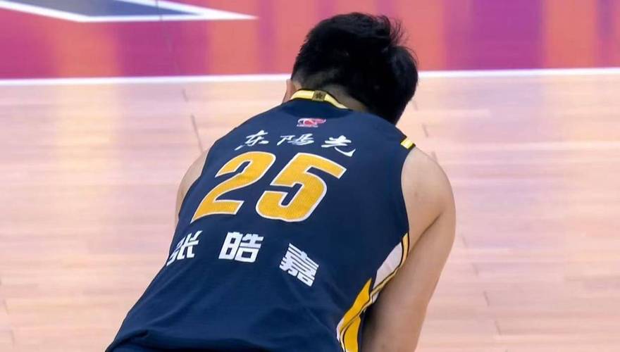 不打了！广东最强锋线惨遭弃用，或效仿徐昕申请离队